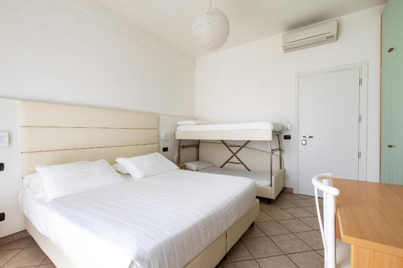 Quadruple Room with Lateral Sea View image 4