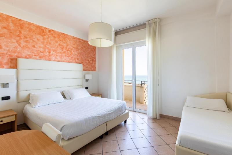 Triple Room with Sea View image 4
