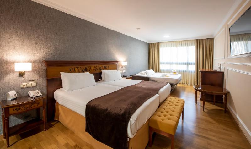 Double or Twin Room image 4