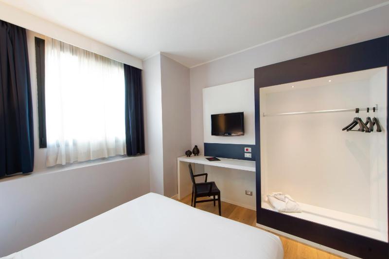 Economy Double Room image 3