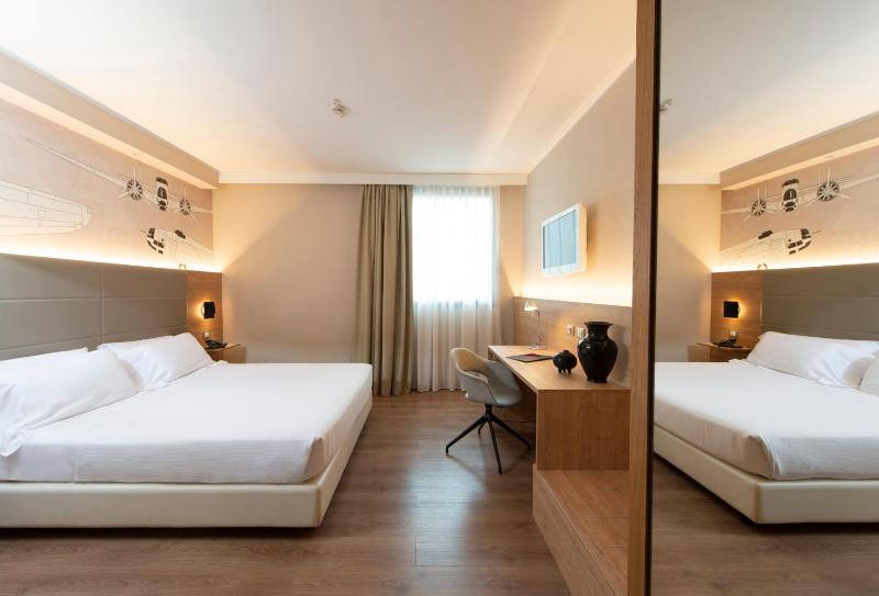 Deluxe Room image 3