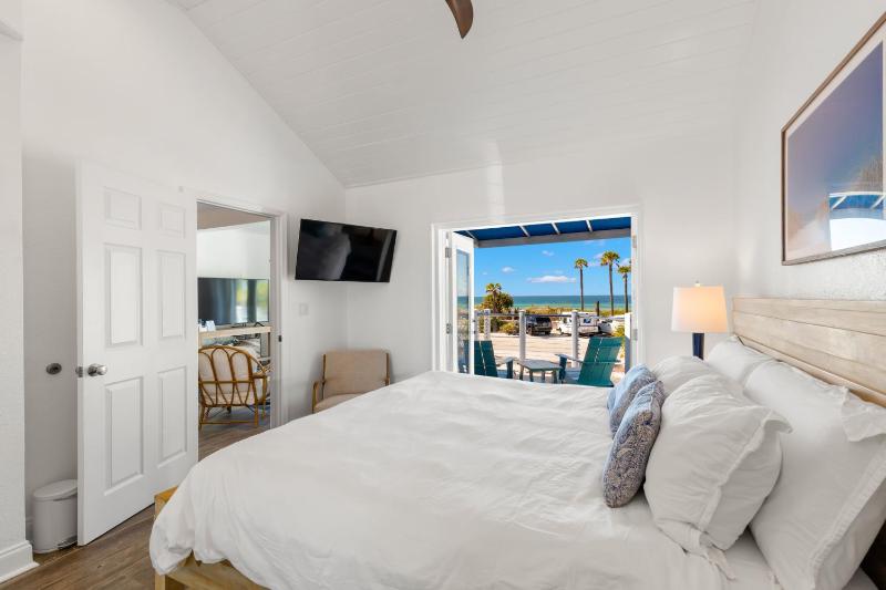 Deluxe King Suite image 4