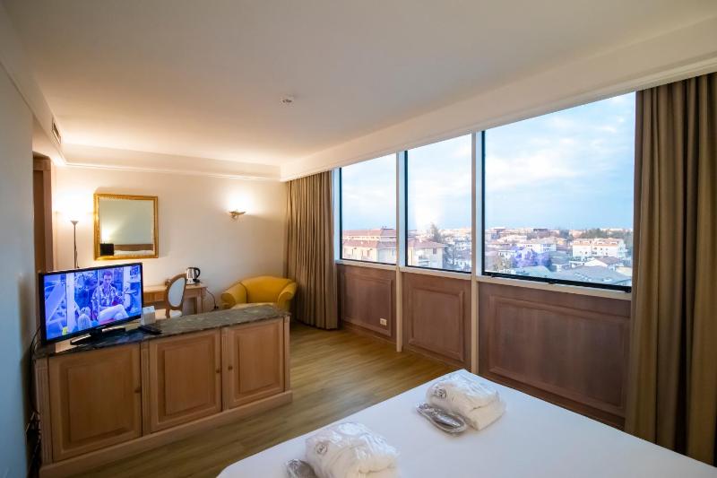 Deluxe Double or Twin Room image 1