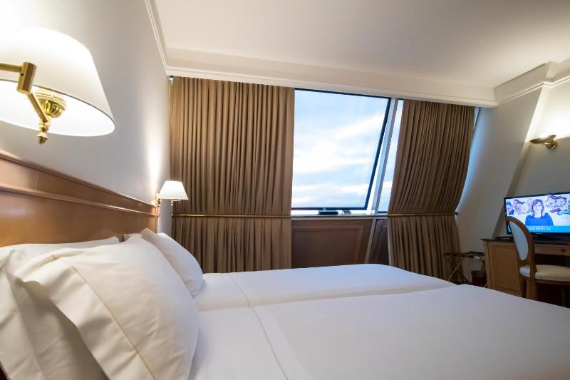Classic Double or Twin Room image 4