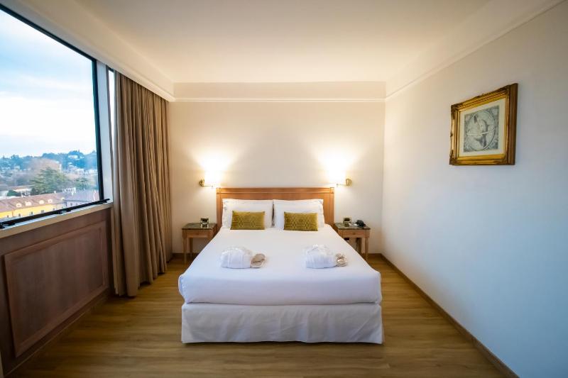 Deluxe Double or Twin Room image 3