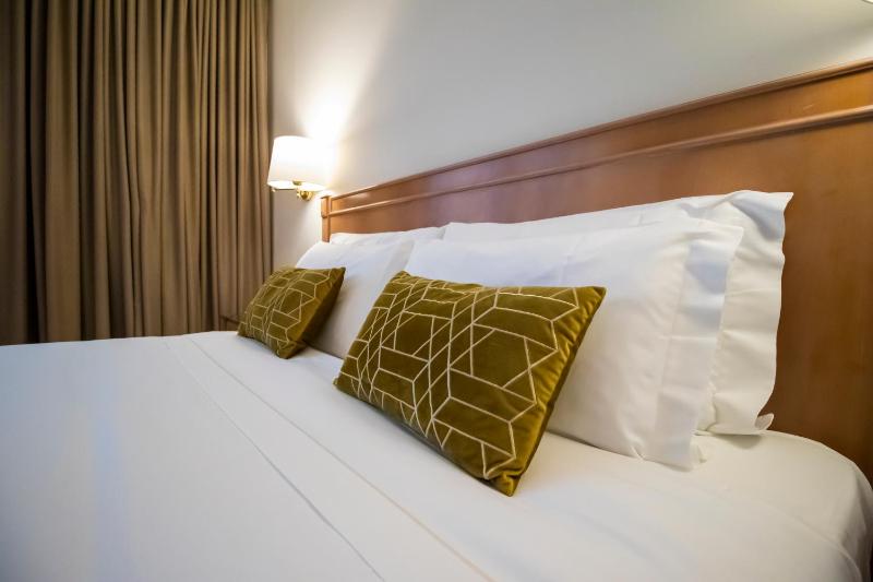 Deluxe Double or Twin Room image 4