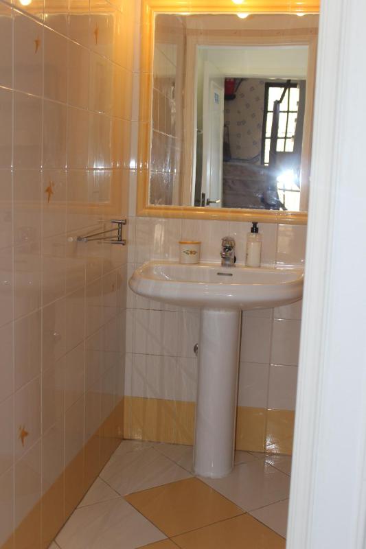 Twin Room with Shared Bathroom image 3