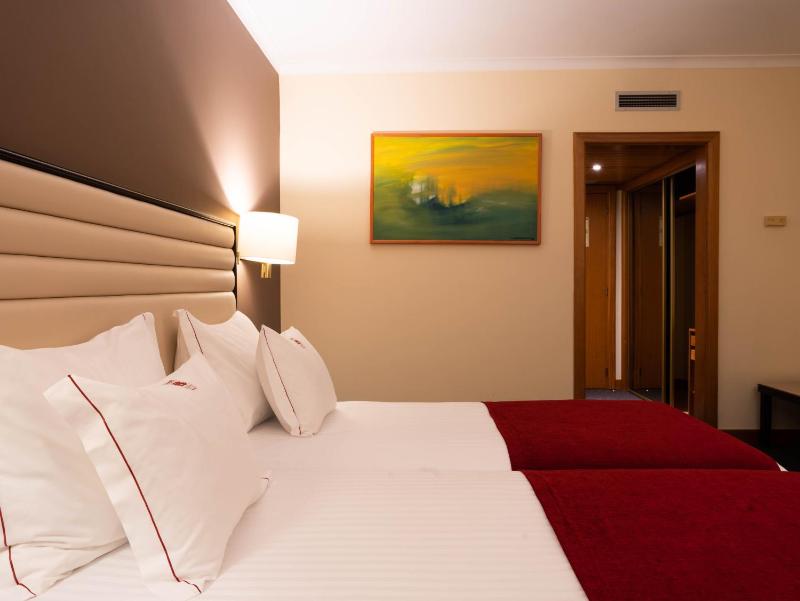 Standard Twin Room image 1