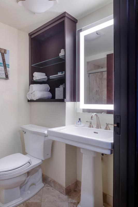 King Room with Balcony image 2