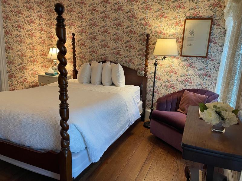 Queen Room image 3