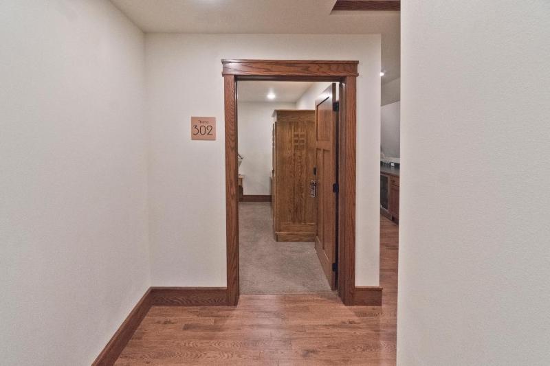 Single Room with Bathroom image 4