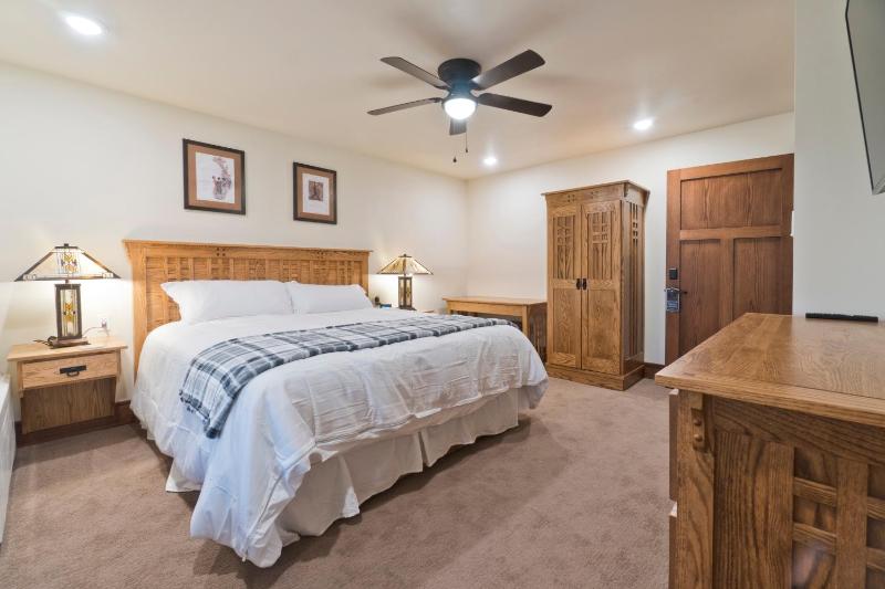 Single Room with Bathroom image 3