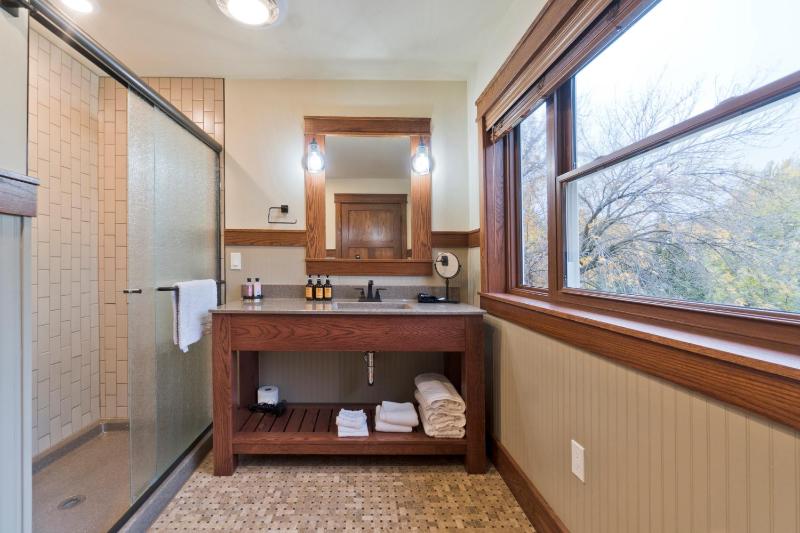 Single Room with Bathroom image 2