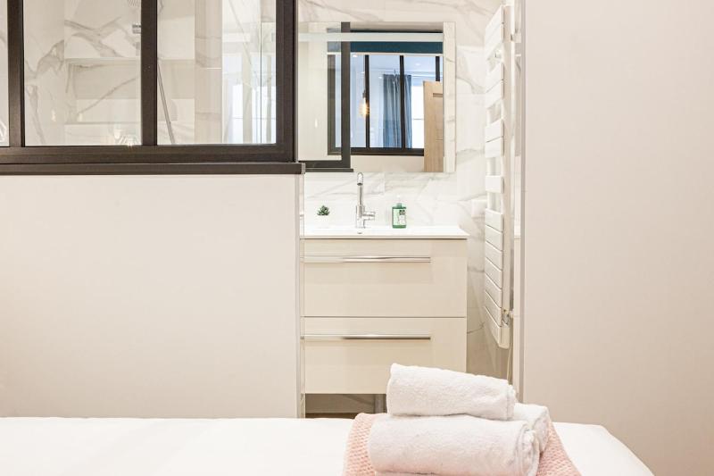 White diamond calme rue Vaugelas - image 1