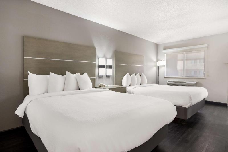 Queen Room with Two Queen Beds - Non-Smoking image 4