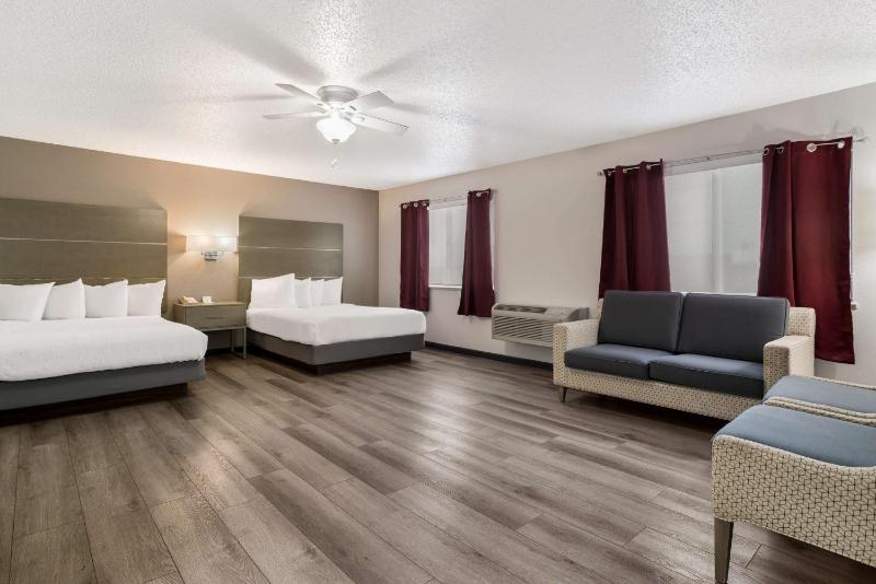 Large Queen Room with Two Queen Beds - Non-Smoking image 3