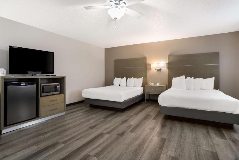 Large Queen Room with Two Queen Beds - Non-Smoking image 4