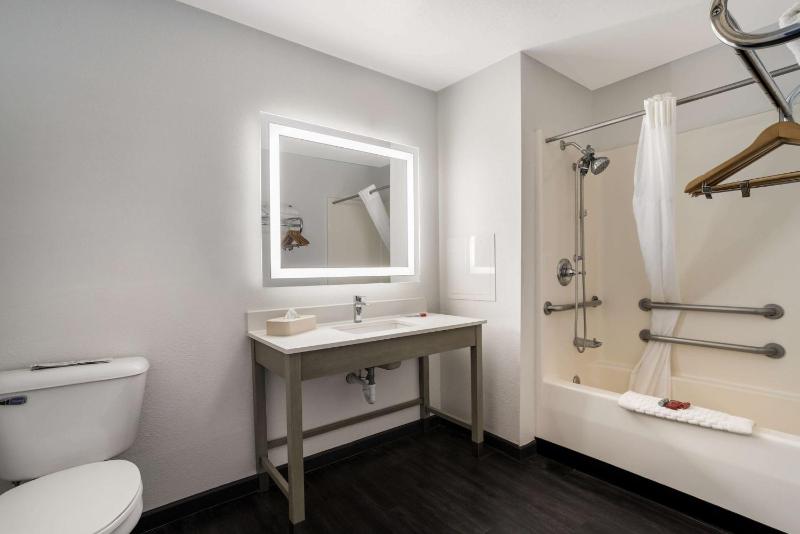 King Room - Mobility Accessible/Non-Smoking image 3