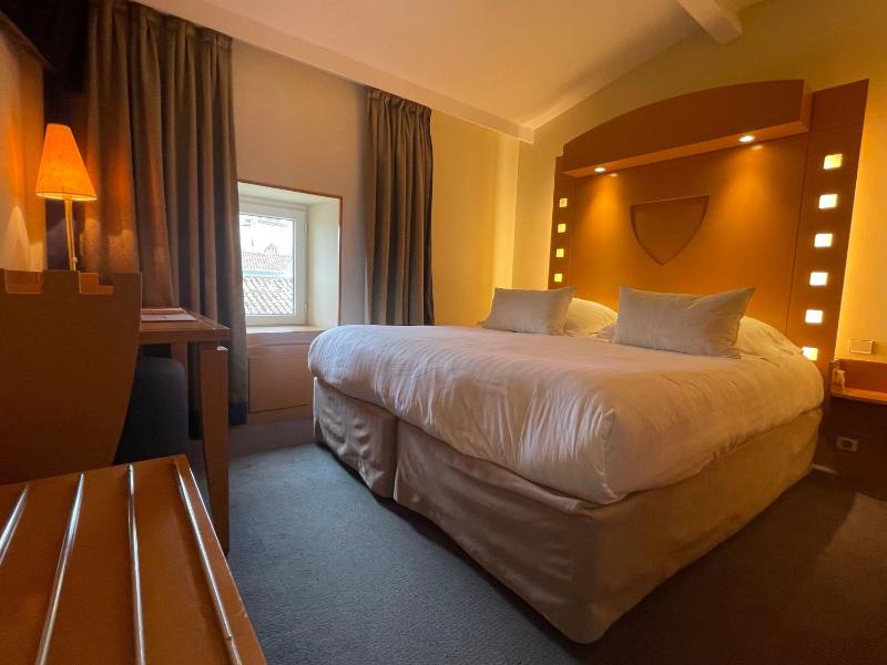 Standard Double Room image 4