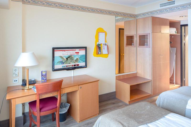 Economy Twin Room image 4
