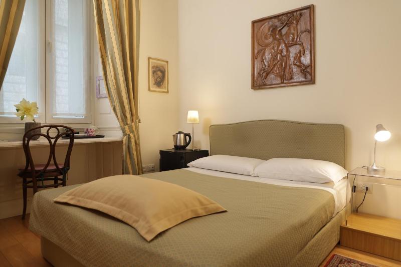 Small Double Room image 4