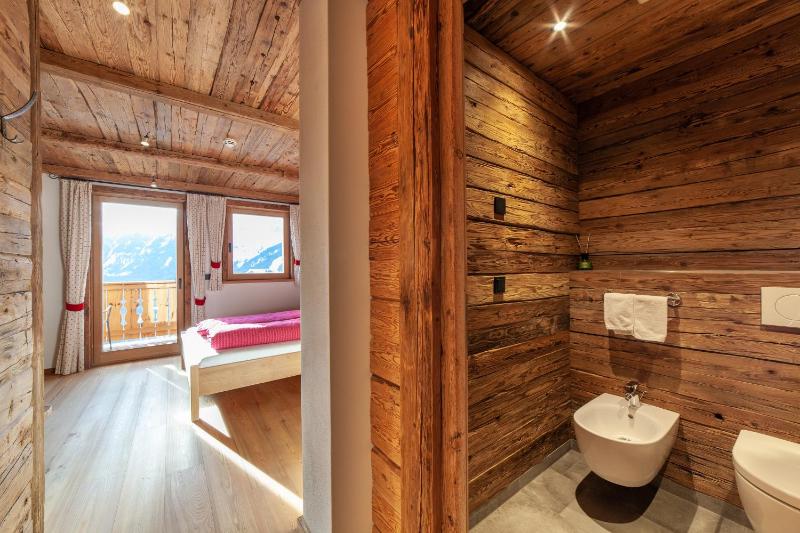Deluxe Double Room with Balcony image 4