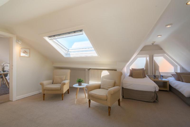 Family Room image 3