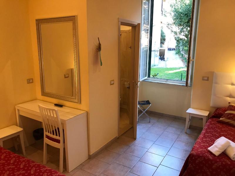 Twin Room image 4