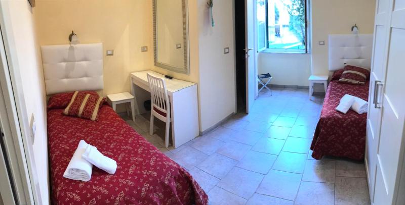 Twin Room image 2