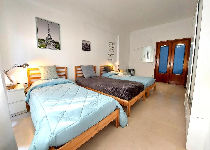 Triple Room with Shared Bathroom image 4