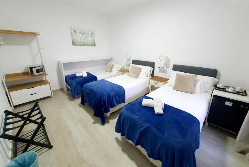 Twin Room with Extra Bed image 3