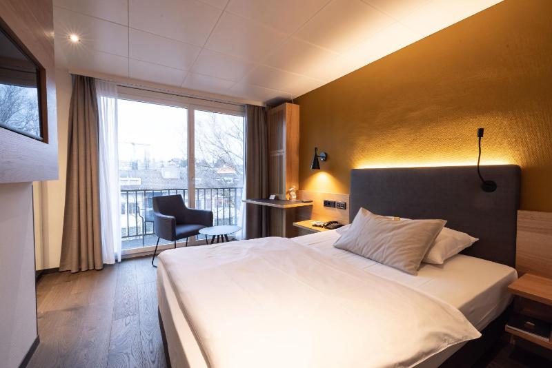 Classic Single Room with Balcony image 3