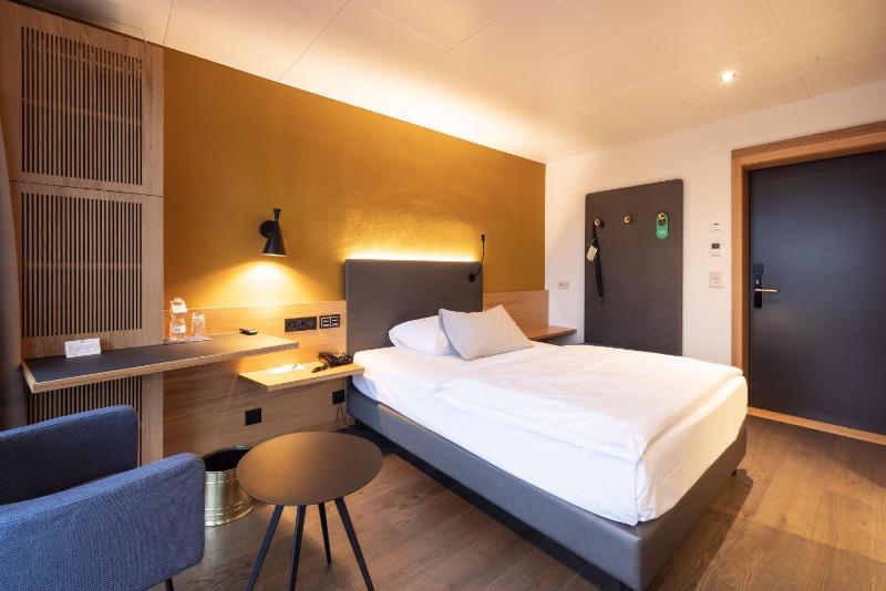 Classic Single Room with Balcony image 1