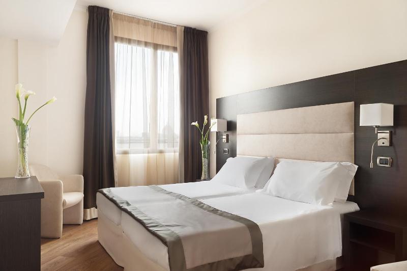 Classic Double or Twin Room image 4