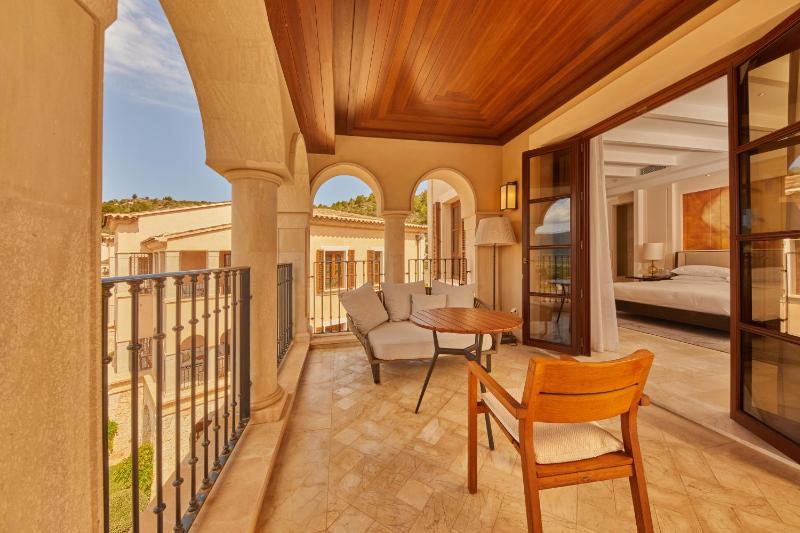 Grand Suite with View image 4