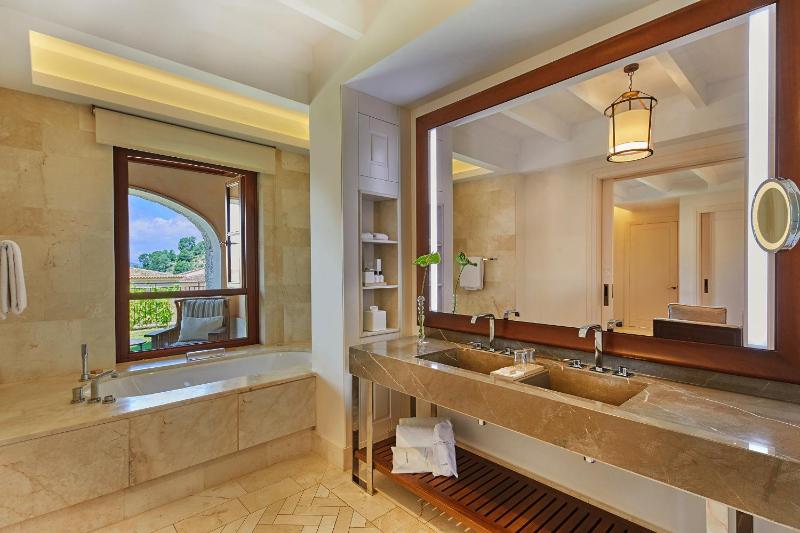 Grand Suite with Garden Access image 2