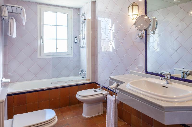 Double Room with Extra Bed (3 Adults) image 3