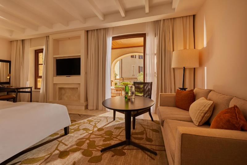 Junior Suite with Garden View image 3