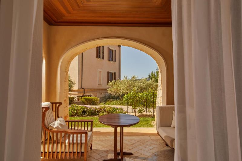 Junior Suite with Garden View image 4