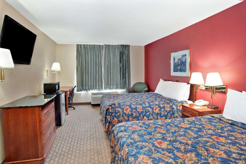 Double Room with Two Double Beds and Bath Tub - Mobility Accessible/Non-Smoking image 3