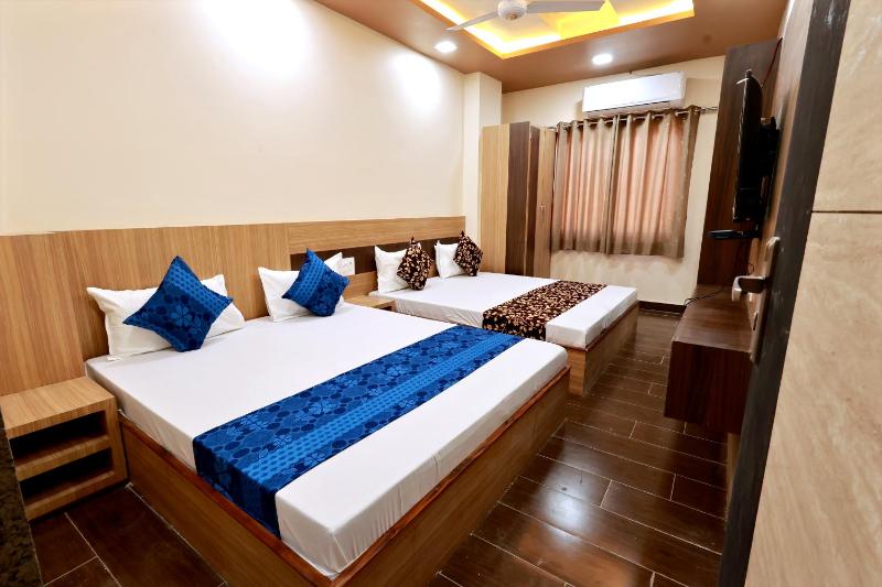 HOTEL ROYAL SUITES + - image 2