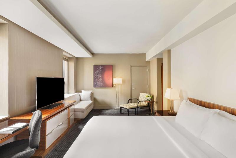 Deluxe King Room image 1