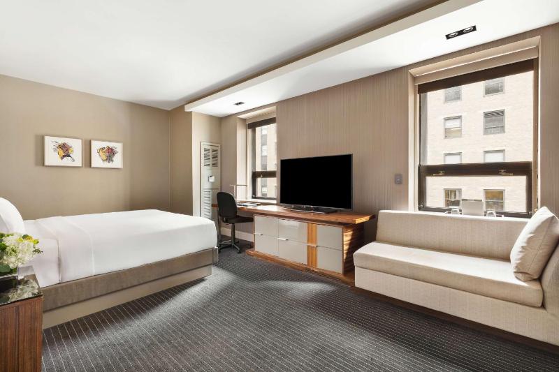 Deluxe King Room image 3