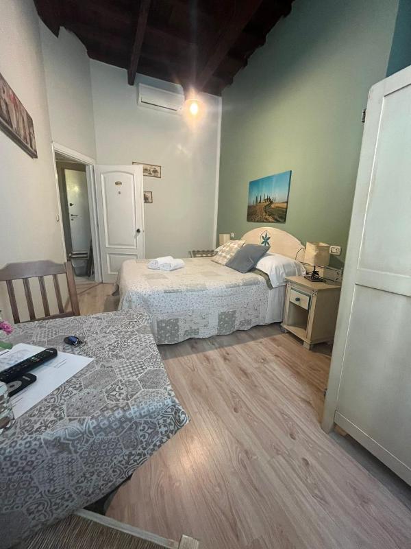 Small Double Room image 4