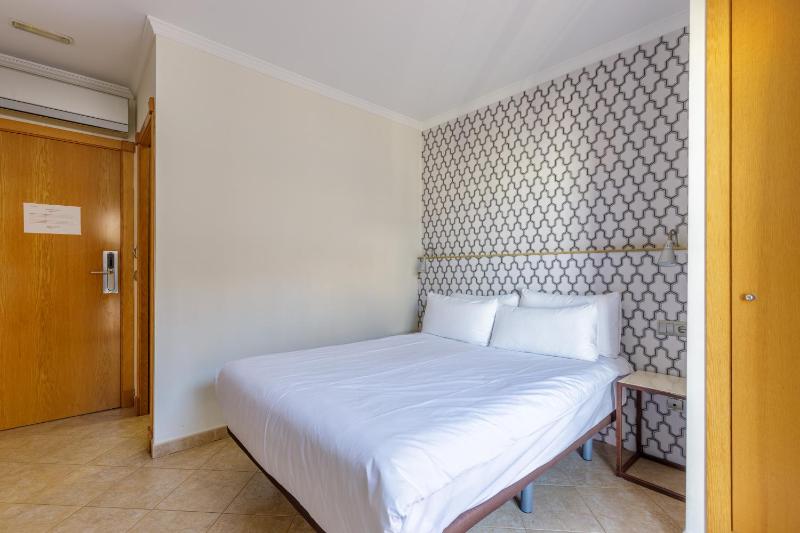 Small Double Room image 4