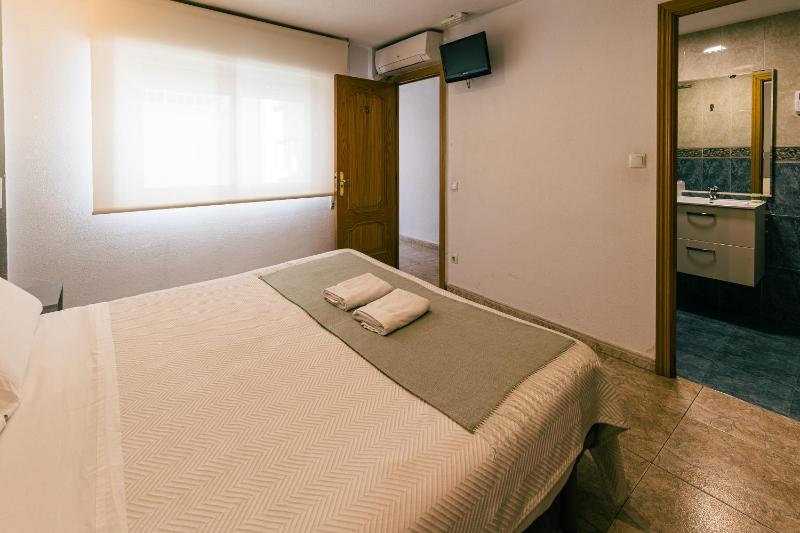 Twin Room image 3