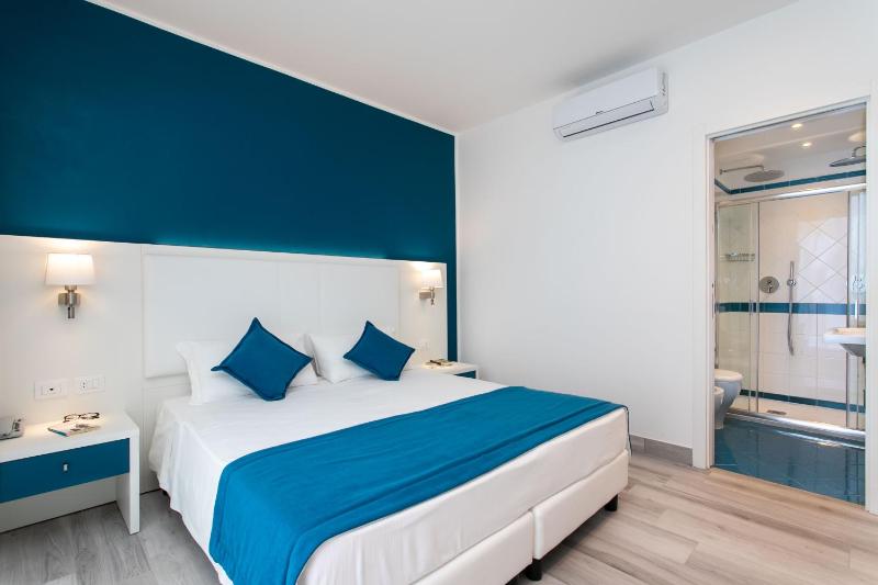 Standard Single Room with Balcony image 3