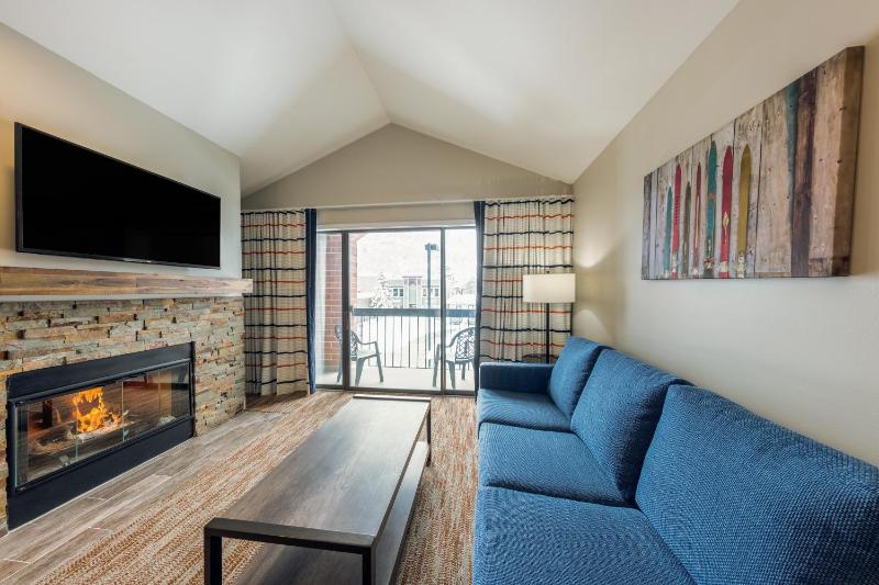 King Suite with Balcony - Non Smoking image 4