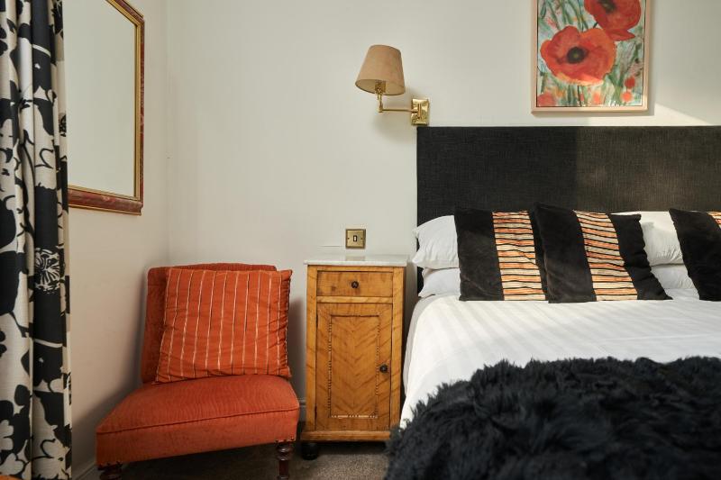 Single Room image 3