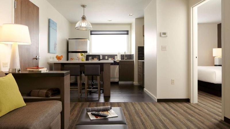 One-Bedroom King Suite with Kitchen and Sofa Bed image 3